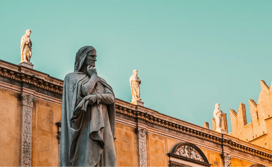 Statue en marbre de Dante devant un ciel bleu en Italie