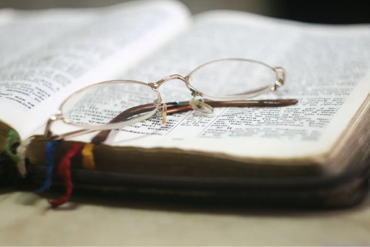 Recueil de poésie avec des lunettes sur le livre